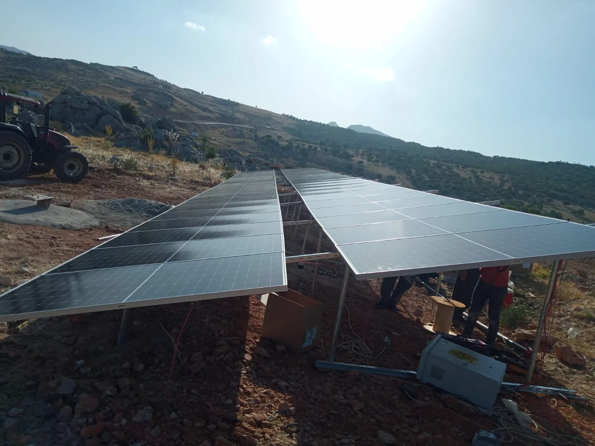 Arazi tipi güneş paneli taşıyıcı sistem görünümü