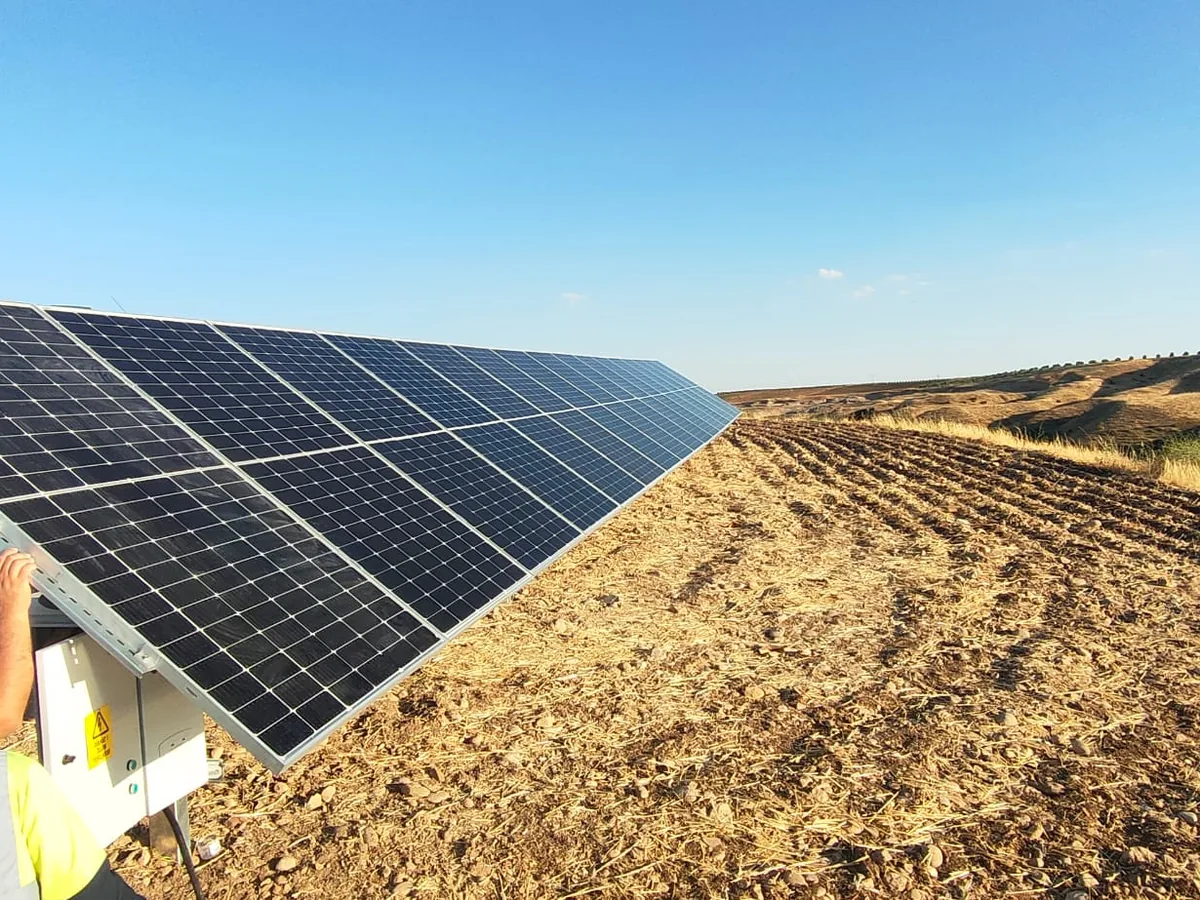 Arazi GES konstrüksiyon ve panel sırası